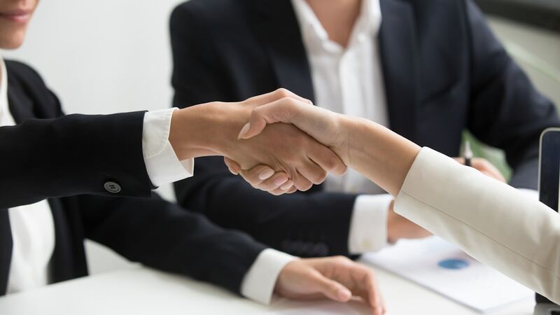 Asesores logísticos trabajando con un cliente