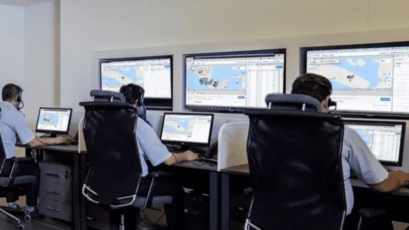 Operadores en el centro de monitoreo siguiendo la flota por GPS las 24 horas