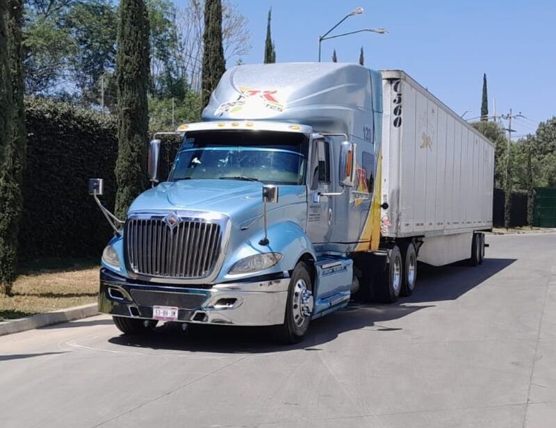 Tractocamión Kenworth de Transportes Reyes Romero en un centro de distribución