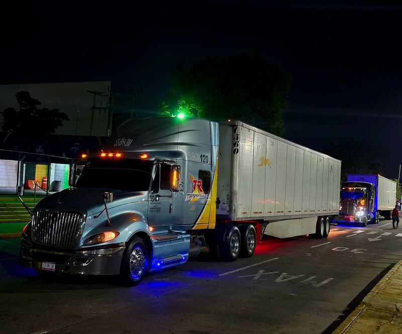 Tractocamión de Transportes Reyes Romero en operación nocturna