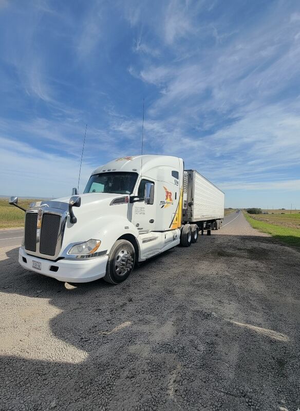 Tractocamión con caja refrigerada de Transportes Reyes Romero en carretera