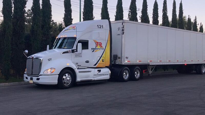 Tractocamión Kenworth con caja seca de Transportes Reyes Romero listo para salir