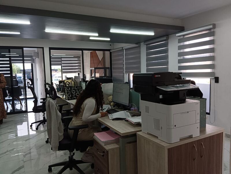 Personal en las oficinas de Transportes Reyes Romero