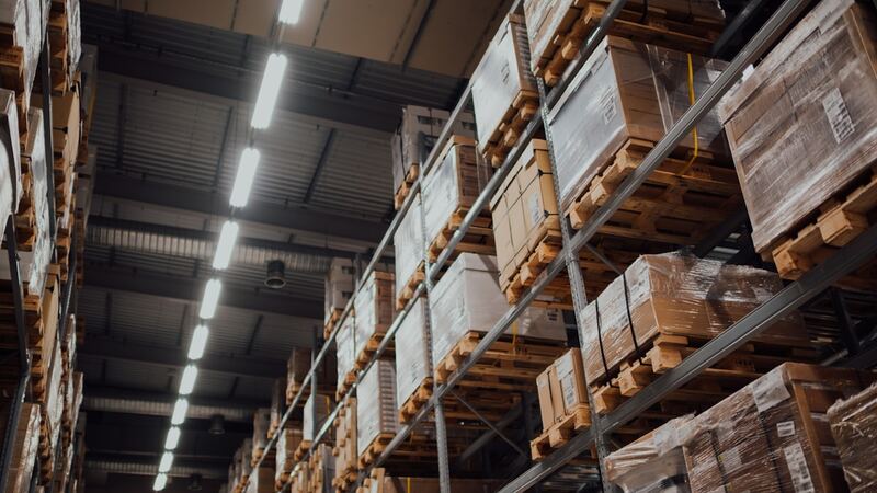 Centro de distribución con camiones cargando mercancía