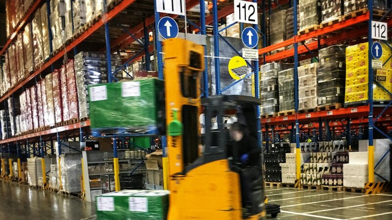 Montacargas moviendo pallets de mercancía en un almacén